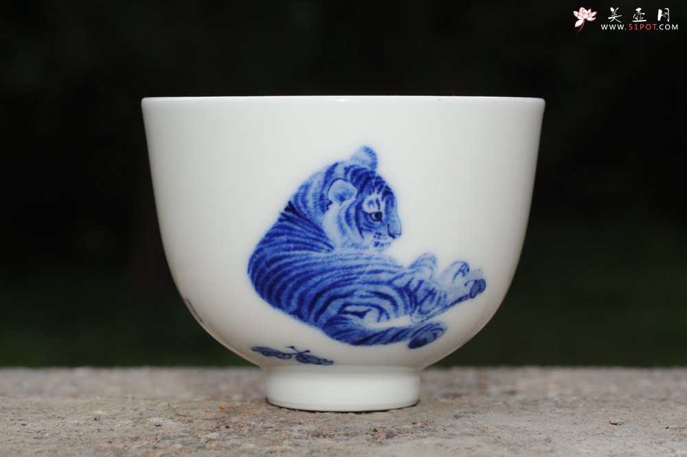 紫砂壶图片：生肖虎 景德镇全手工手绘青花主人杯  - 全手工紫砂壶网