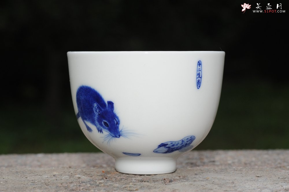 紫砂壶图片：生肖鼠 景德镇全手工手绘青花主人杯 - 全手工紫砂壶网