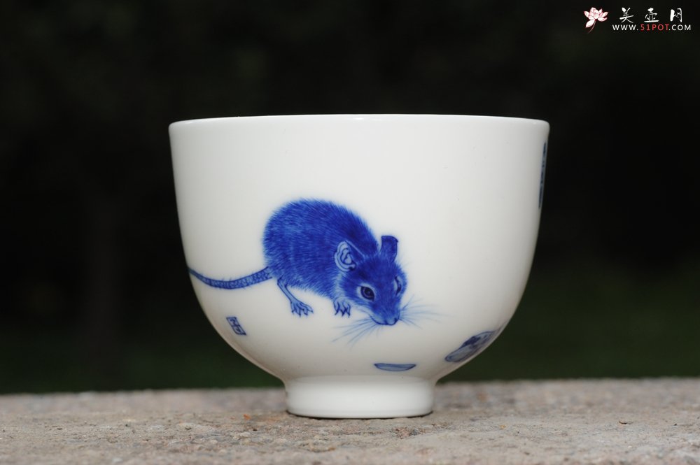 紫砂壶图片：生肖鼠 景德镇全手工手绘青花主人杯 - 全手工紫砂壶网