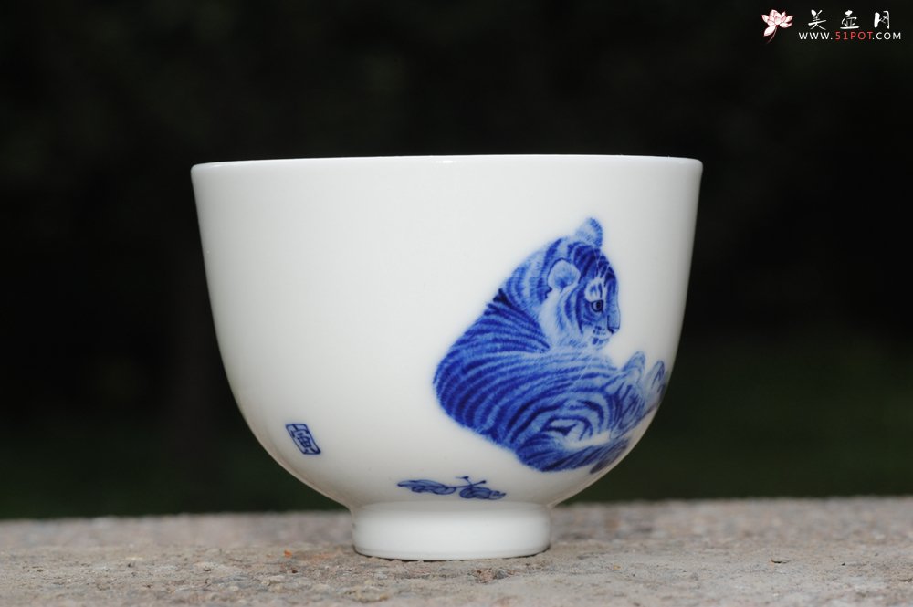 紫砂壶图片：生肖虎 景德镇全手工手绘青花主人杯  - 全手工紫砂壶网