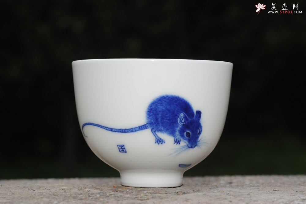 紫砂壶图片：生肖鼠 景德镇全手工手绘青花主人杯 - 全手工紫砂壶网