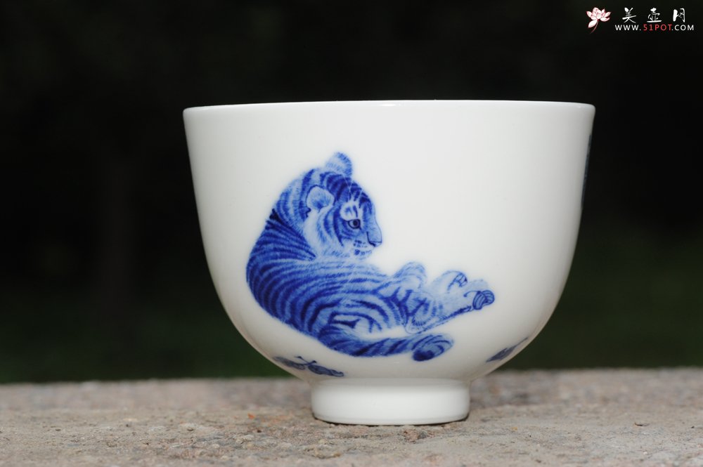 紫砂壶图片：生肖虎 景德镇全手工手绘青花主人杯  - 全手工紫砂壶网
