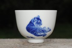 紫砂壶图片：生肖虎 景德镇全手工手绘青花主人杯  - 全手工紫砂壶网