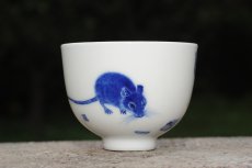 紫砂壶图片：生肖鼠 景德镇全手工手绘青花主人杯 - 全手工紫砂壶网