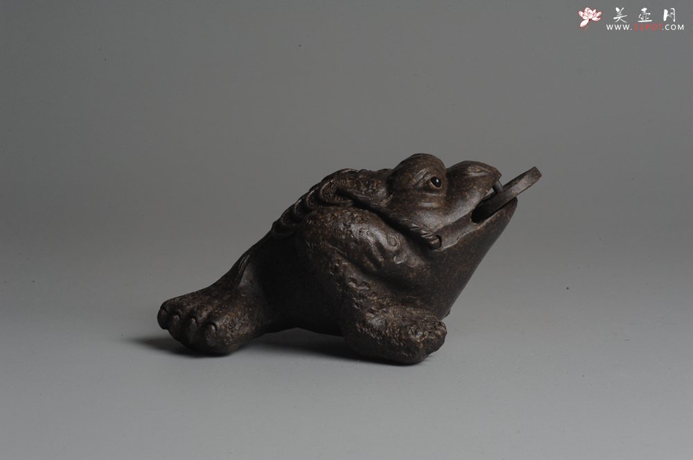 紫砂壶图片：美宠双节特惠 肌理丰富 古铜泥小金蟾茶宠 口吐金钱 招财宝 - 全手工紫砂壶网