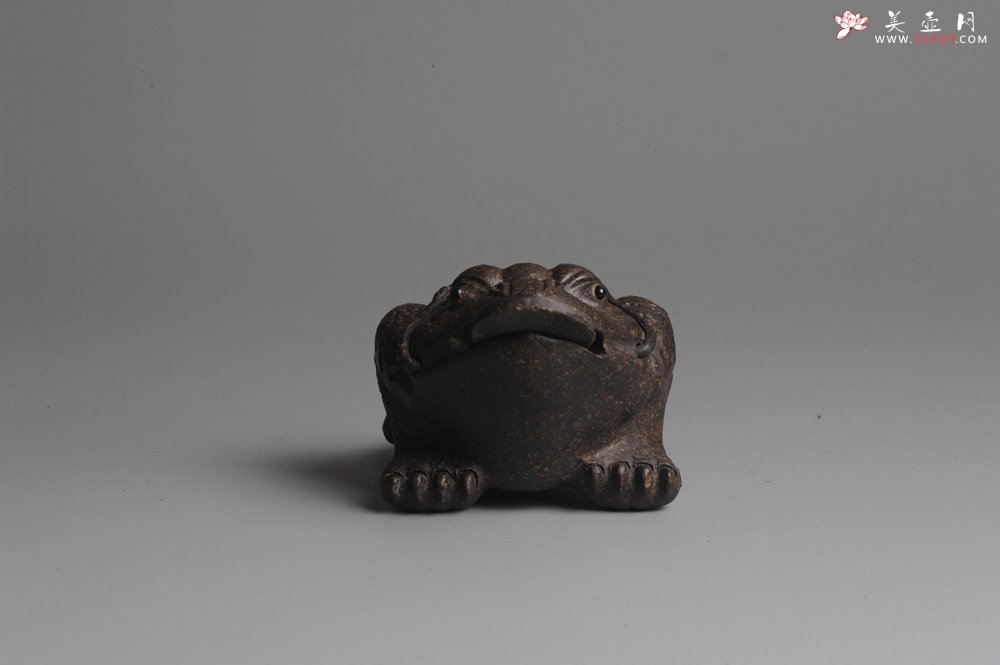 紫砂壶图片：美宠双节特惠 肌理丰富 古铜泥小金蟾茶宠 口吐金钱 招财宝 - 全手工紫砂壶网