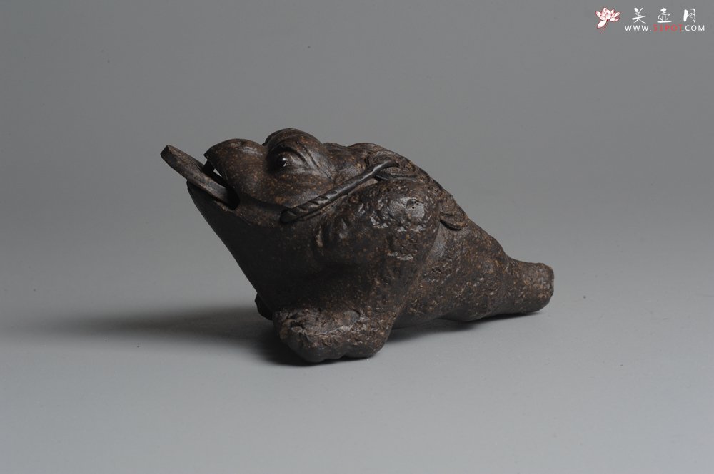 紫砂壶图片：美宠双节特惠 肌理丰富 古铜泥小金蟾茶宠 口吐金钱 招财宝 - 全手工紫砂壶网