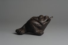 紫砂壶图片：美宠双节特惠 肌理丰富 古铜泥小金蟾茶宠 口吐金钱 招财宝 - 全手工紫砂壶网