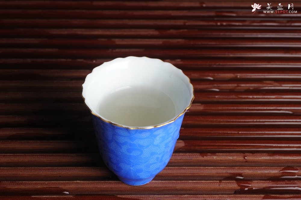 紫砂壶图片：纯手工景德镇摹古雍正蓝色扒花杯 灰常精致 送女友老婆 适合女士 - 全手工紫砂壶网