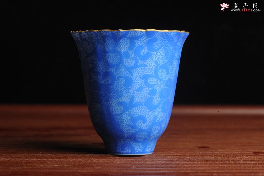 紫砂壶图片：纯手工景德镇摹古雍正蓝色扒花杯 灰常精致 送女友老婆 适合女士 - 全手工紫砂壶网