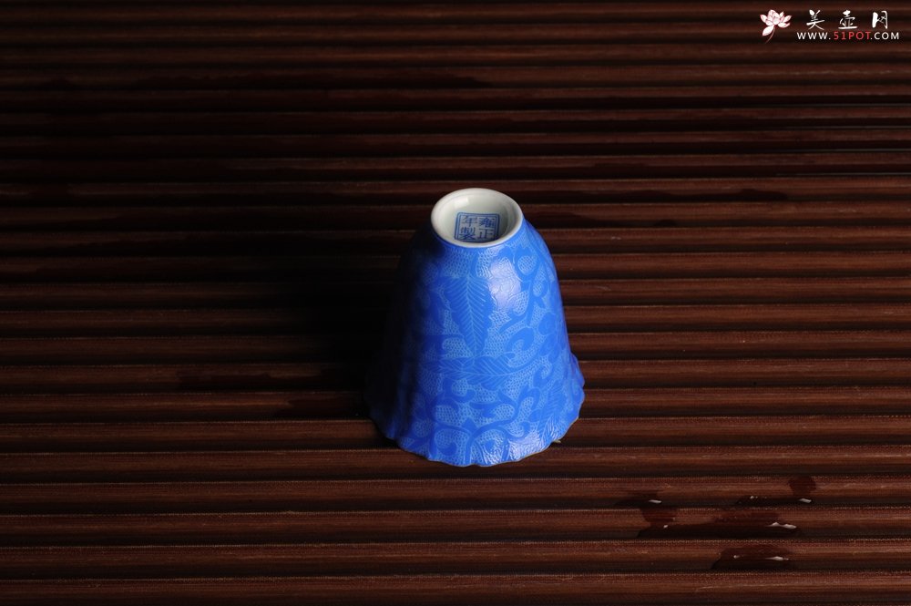 紫砂壶图片：纯手工景德镇摹古雍正蓝色扒花杯 灰常精致 送女友老婆 适合女士 - 全手工紫砂壶网