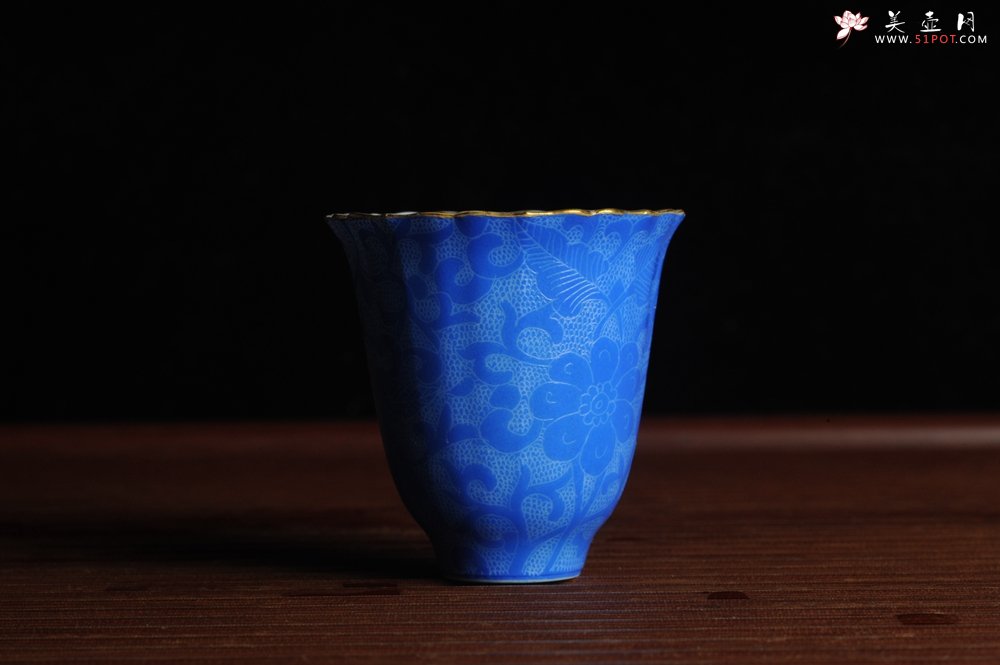 紫砂壶图片：纯手工景德镇摹古雍正蓝色扒花杯 灰常精致 送女友老婆 适合女士 - 全手工紫砂壶网