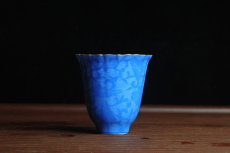 紫砂壶图片：纯手工景德镇摹古雍正蓝色扒花杯 灰常精致 送女友老婆 适合女士 - 全手工紫砂壶网