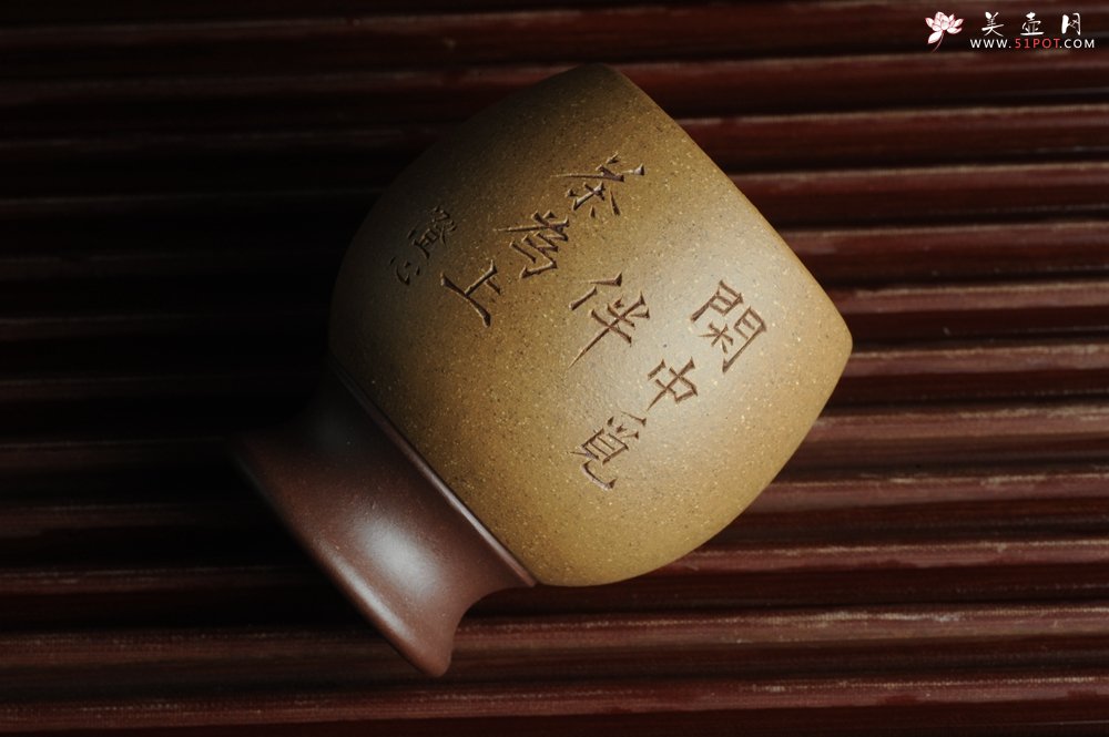 紫砂壶图片：精品紫砂杯 私人定制 紫泥粉段泥 助工俞霞老双刀刻字 手感特扎实 茶人醉爱 - 全手工紫砂壶网