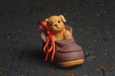 紫砂壶图片：美宠特惠 精致做工步步高升福气狗茶宠摆件 长8.8cm宽4.5到5cm高8.8cm - 全手工紫砂壶网