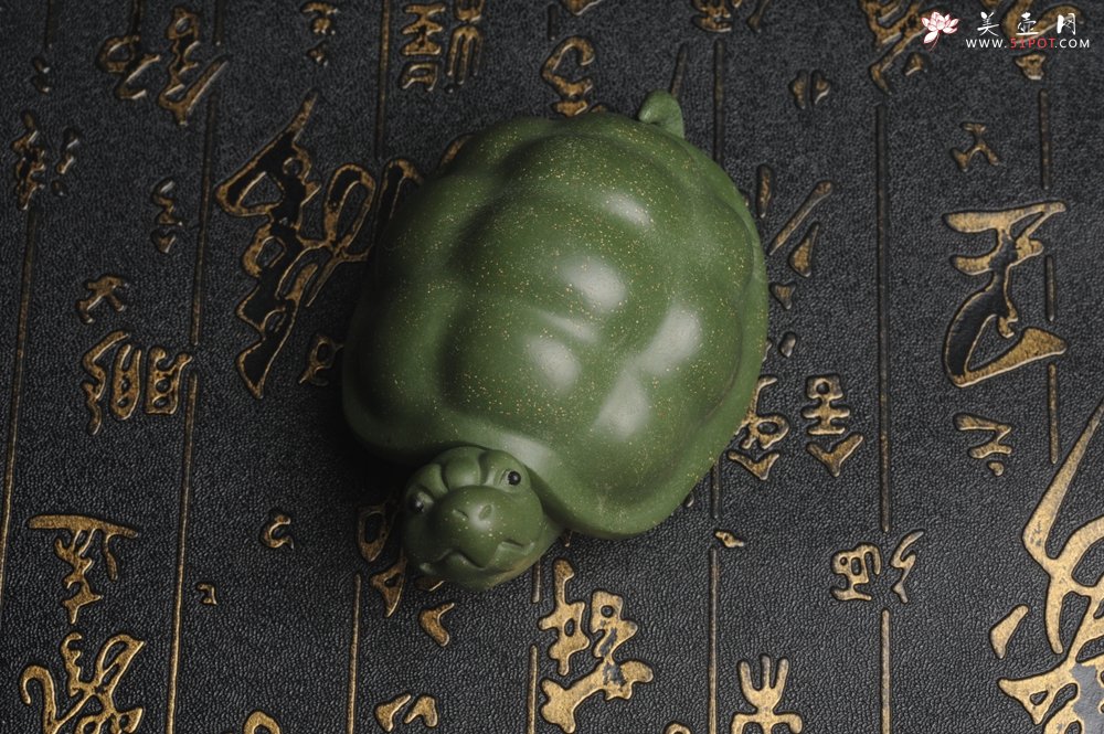 紫砂壶图片：美宠特惠 精致做工绿泥乌龟茶宠摆件 神态细腻 茶盘尤物 长9cm宽6cm高4.5cm - 全手工紫砂壶网