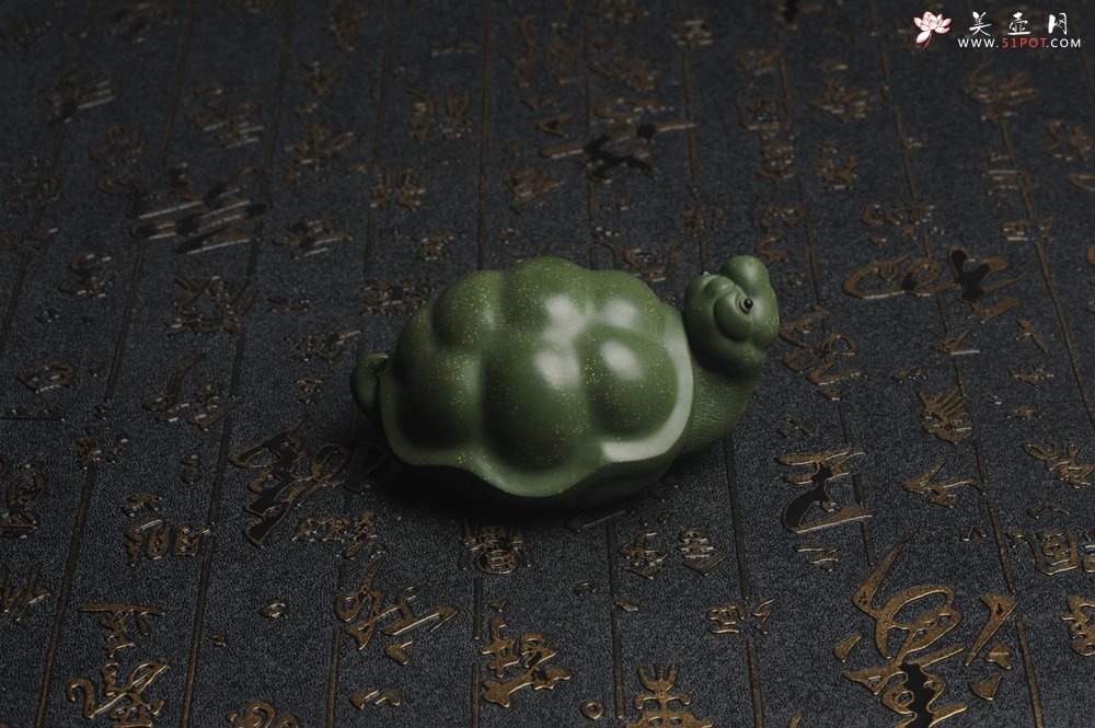紫砂壶图片：美宠特惠 精致做工绿泥乌龟茶宠摆件 神态细腻 茶盘尤物 长9cm宽6cm高4.5cm - 全手工紫砂壶网