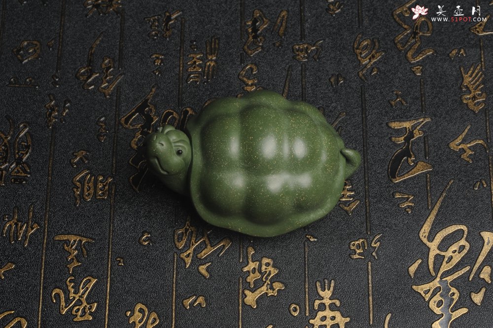 紫砂壶图片：美宠特惠 精致做工绿泥乌龟茶宠摆件 神态细腻 茶盘尤物 长9cm宽6cm高4.5cm - 全手工紫砂壶网