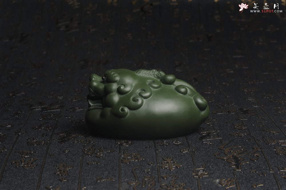 紫砂壶图片：美宠特惠 精工绿泥泥招财兽茶宠摆件 长10cm宽7cm高5cm - 全手工紫砂壶网