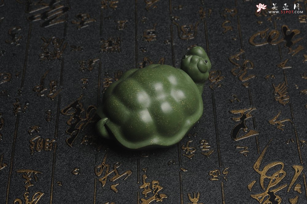 紫砂壶图片：美宠特惠 精致做工绿泥乌龟茶宠摆件 神态细腻 茶盘尤物 长9cm宽6cm高4.5cm - 全手工紫砂壶网