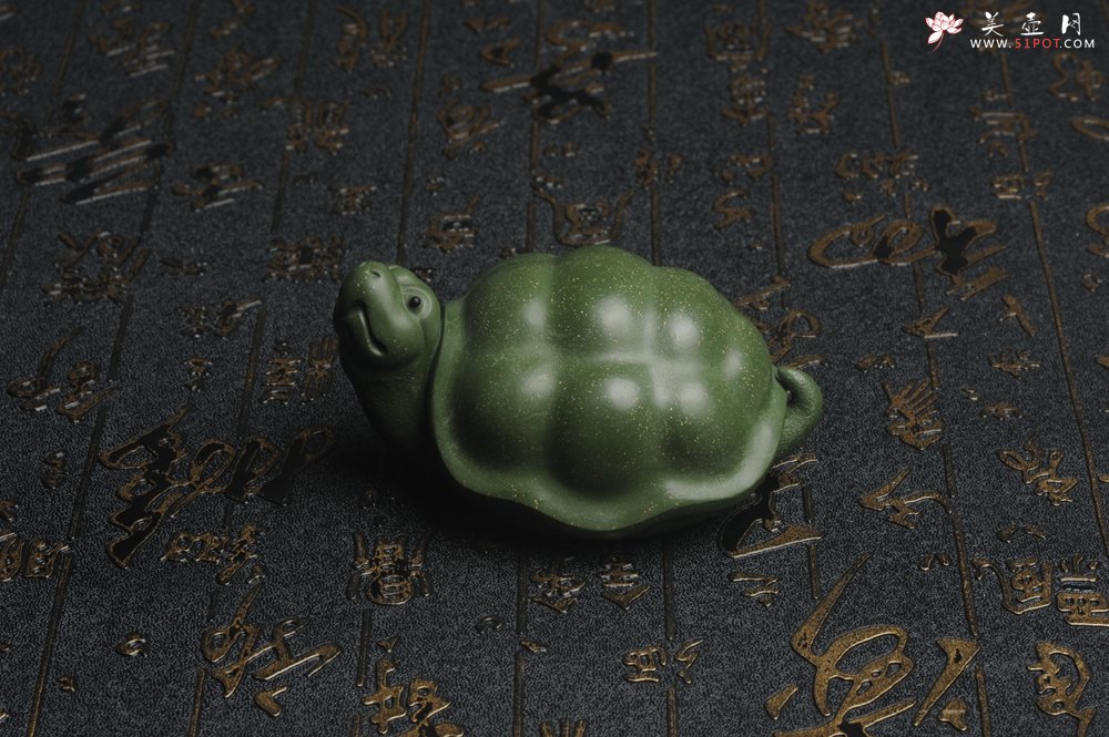 紫砂壶图片：美宠特惠 精致做工绿泥乌龟茶宠摆件 神态细腻 茶盘尤物 长9cm宽6cm高4.5cm - 全手工紫砂壶网