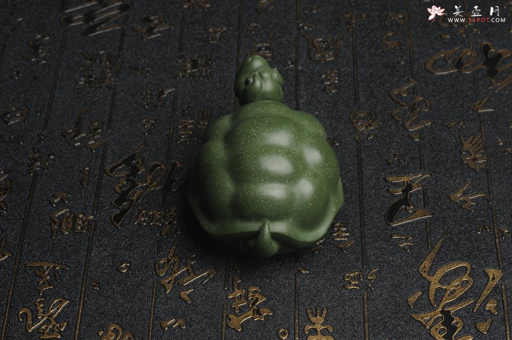 紫砂壶图片：美宠特惠 精致做工绿泥乌龟茶宠摆件 神态细腻 茶盘尤物 长9cm宽6cm高4.5cm - 全手工紫砂壶网