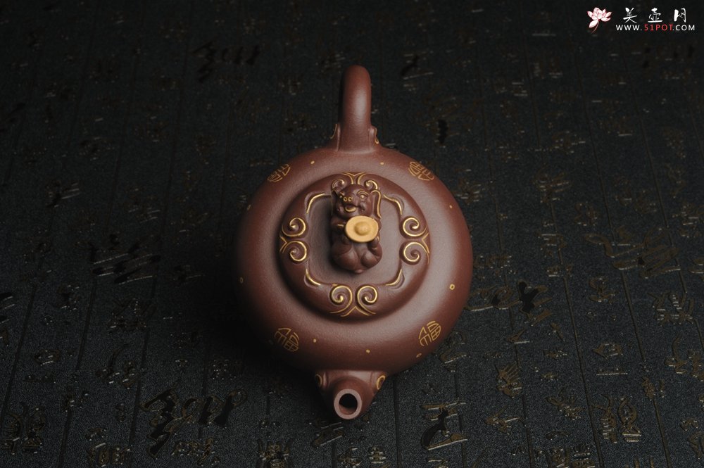 紫砂壶图片：美壶年底特惠 精工好泥福气金猪套壶 一壶二杯 出水如柱 高档包装 送礼佳品 - 全手工紫砂壶网