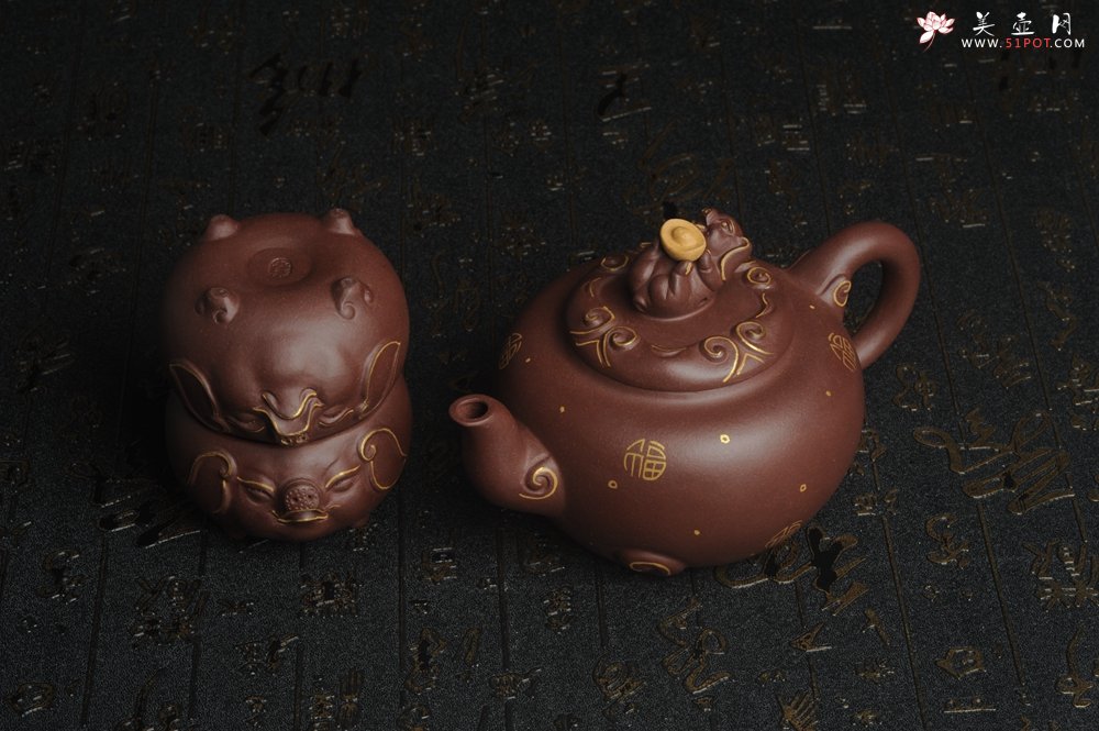 紫砂壶图片：美壶年底特惠 精工好泥福气金猪套壶 一壶二杯 出水如柱 高档包装 送礼佳品 - 全手工紫砂壶网