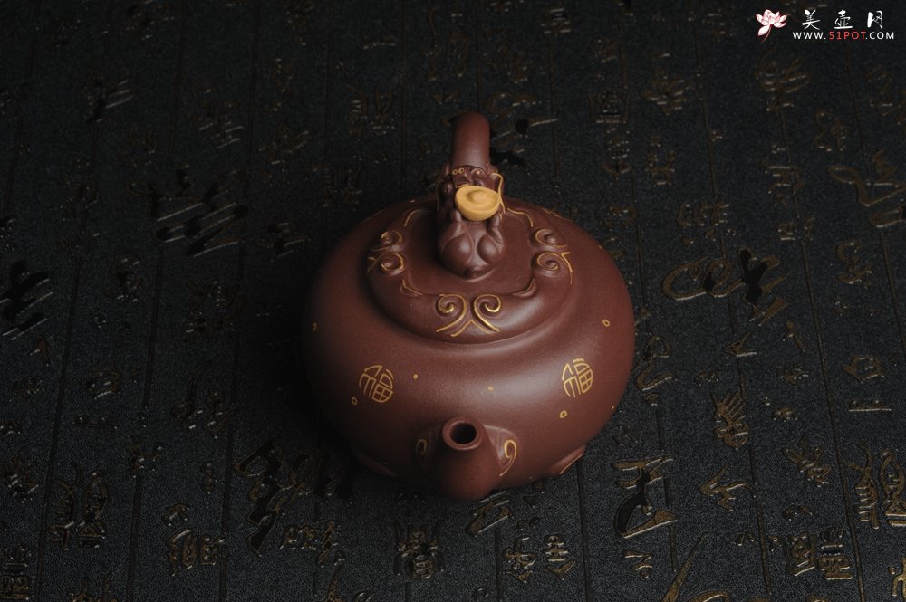 紫砂壶图片：美壶年底特惠 精工好泥福气金猪套壶 一壶二杯 出水如柱 高档包装 送礼佳品 - 全手工紫砂壶网