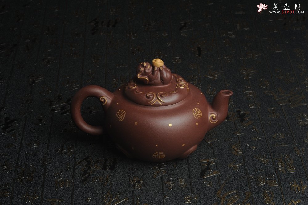 紫砂壶图片：美壶年底特惠 精工好泥福气金猪套壶 一壶二杯 出水如柱 高档包装 送礼佳品 - 全手工紫砂壶网