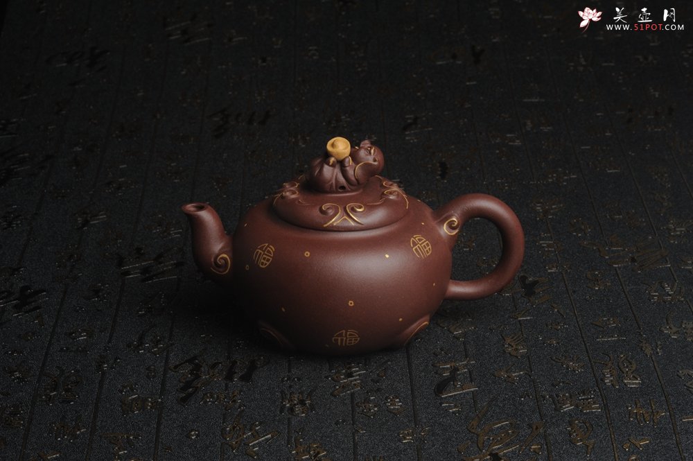 紫砂壶图片：美壶年底特惠 精工好泥福气金猪套壶 一壶二杯 出水如柱 高档包装 送礼佳品 - 全手工紫砂壶网