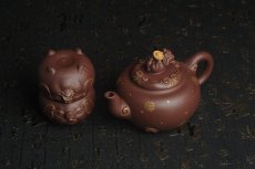 紫砂壶图片：美壶年底特惠 精工好泥福气金猪套壶 一壶二杯 出水如柱 高档包装 送礼佳品 - 全手工紫砂壶网