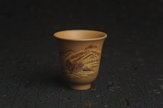 紫砂壶图片：美杯国庆特惠 精品好泥好工好刻雅致泥绘山水主人杯 茶人醉爱 - 全手工紫砂壶网