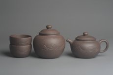 紫砂壶图片：美壶特惠 优质青灰段泥精致行云流水套组 一壶（180cc）二杯一醒茶罐（280cc） - 全手工紫砂壶网