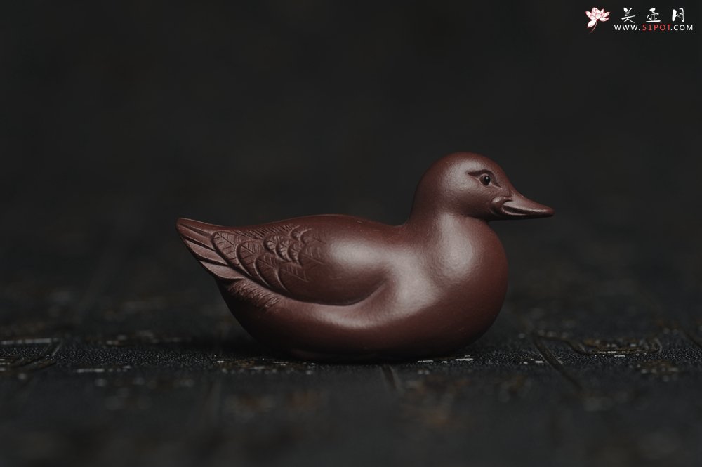 紫砂壶图片：美宠特惠 超精工特好紫泥呆萌小鸭茶宠摆件 长6宽2.5高3cm - 全手工紫砂壶网