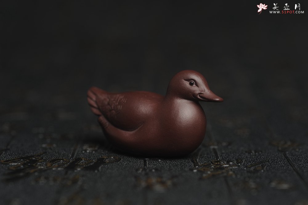 紫砂壶图片：美宠特惠 超精工特好紫泥呆萌小鸭茶宠摆件 长6宽2.5高3cm - 全手工紫砂壶网