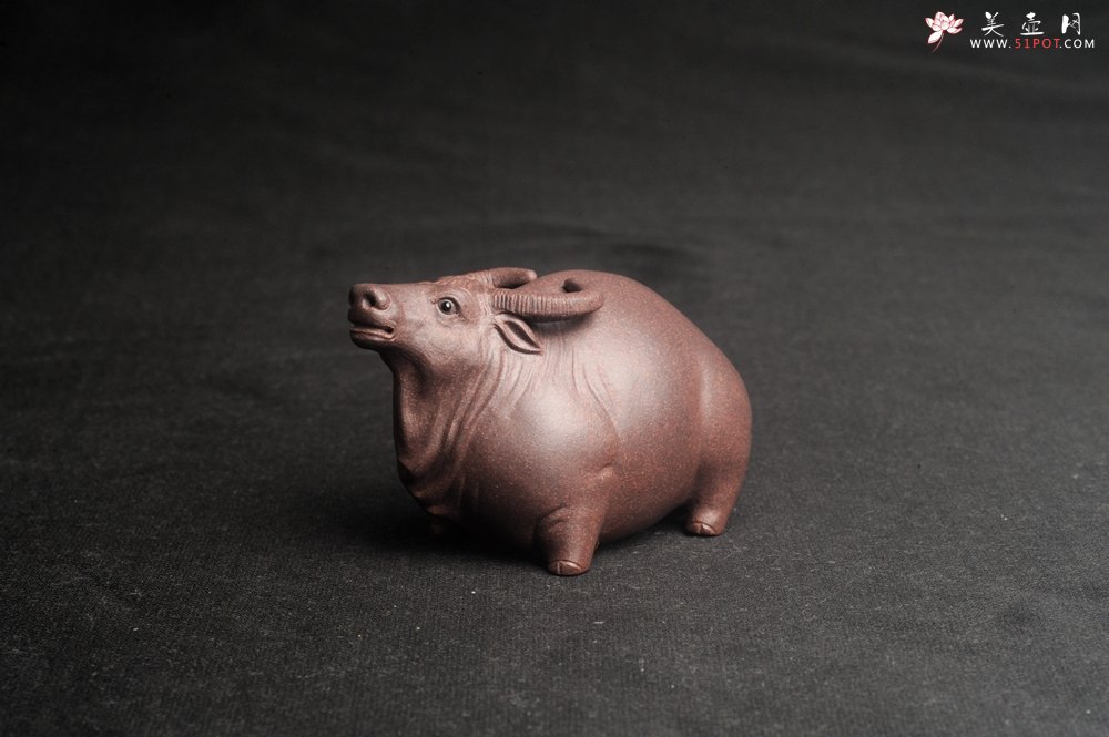紫砂壶图片：美宠特惠 实力派工艺员姚老师  预计明年升助工  超精品老青灰泥孺子牛茶宠 长8cm高5cm  肌理 - 全手工紫砂壶网