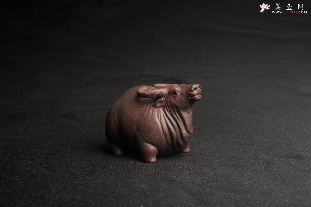 紫砂壶图片：美宠特惠 实力派工艺员姚老师  预计明年升助工  超精品老青灰泥孺子牛茶宠 长8cm高5cm  肌理 - 全手工紫砂壶网