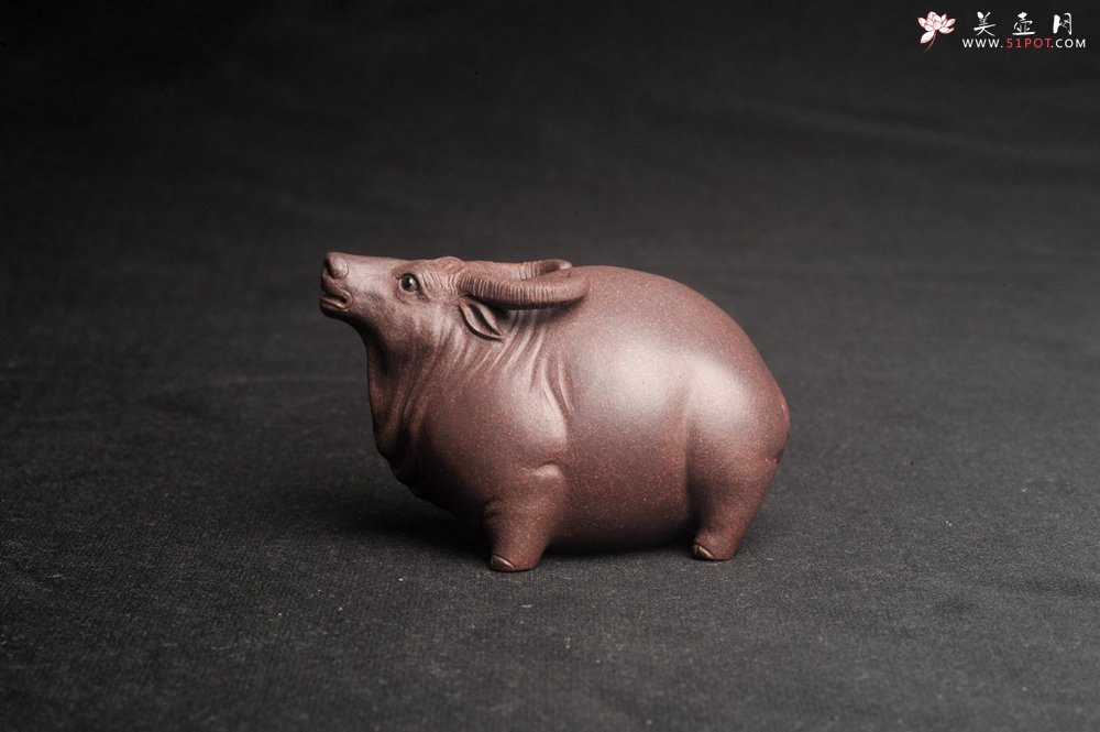 紫砂壶图片：美宠特惠 实力派工艺员姚老师  预计明年升助工  超精品老青灰泥孺子牛茶宠 长8cm高5cm  肌理 - 全手工紫砂壶网