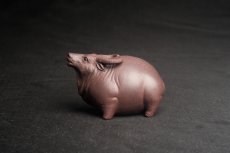 紫砂壶图片：美宠特惠 实力派工艺员姚老师  预计明年升助工  超精品老青灰泥孺子牛茶宠 长8cm高5cm  肌理 - 全手工紫砂壶网