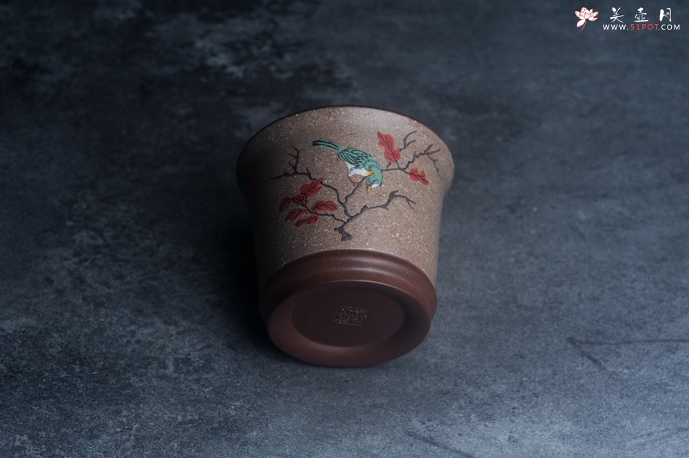 紫砂壶图片：美美杯特惠 精致花鸟紫泥粉黄金段泥主人杯 特文气 - 全手工紫砂壶网