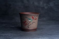 紫砂壶图片：美美杯特惠 精致花鸟紫泥粉黄金段泥主人杯 特文气 - 全手工紫砂壶网