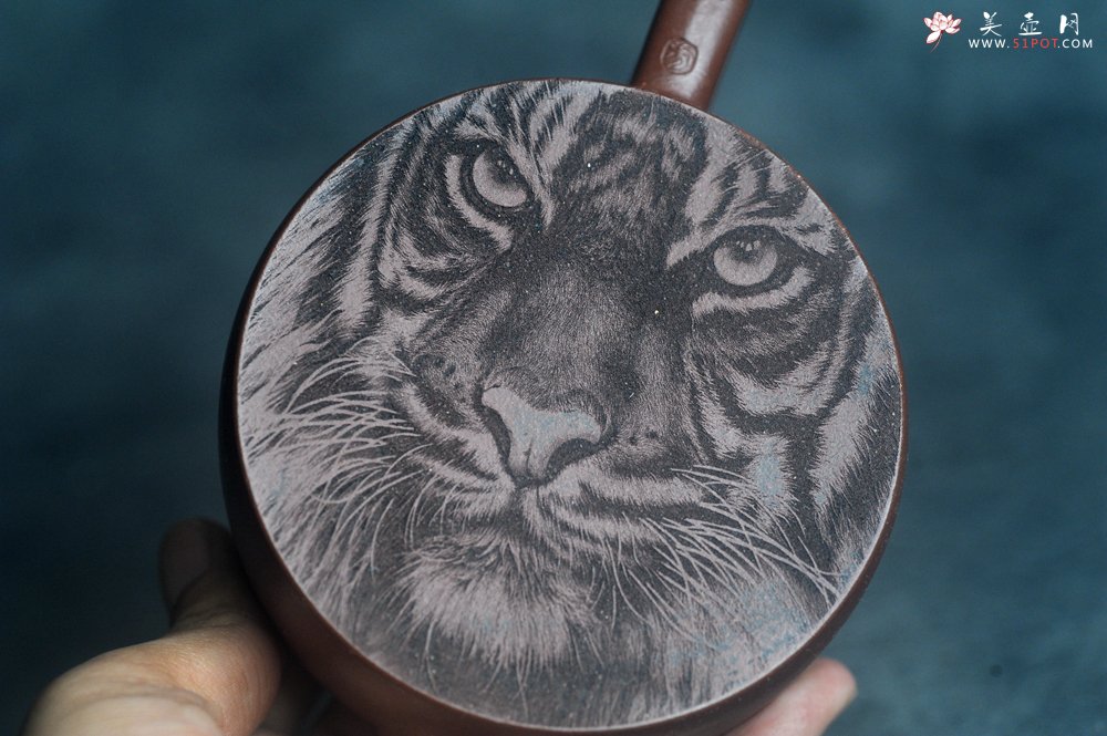 紫砂壶图片：美壶特惠 手工手制紫砂壶特好底槽青假山汉瓦壶 底部刻老虎 栩栩如生 茶壶 茶具 单壶 - 全手工紫砂壶网