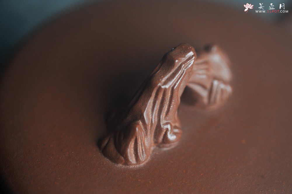 紫砂壶图片：美壶特惠 手工手制紫砂壶特好底槽青假山汉瓦壶 底部刻老虎 栩栩如生 茶壶 茶具 单壶 - 全手工紫砂壶网