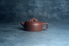 紫砂壶图片：美壶特惠 手工手制紫砂壶特好底槽青假山汉瓦壶 底部刻老虎 栩栩如生 茶壶 茶具 单壶 - 全手工紫砂壶网