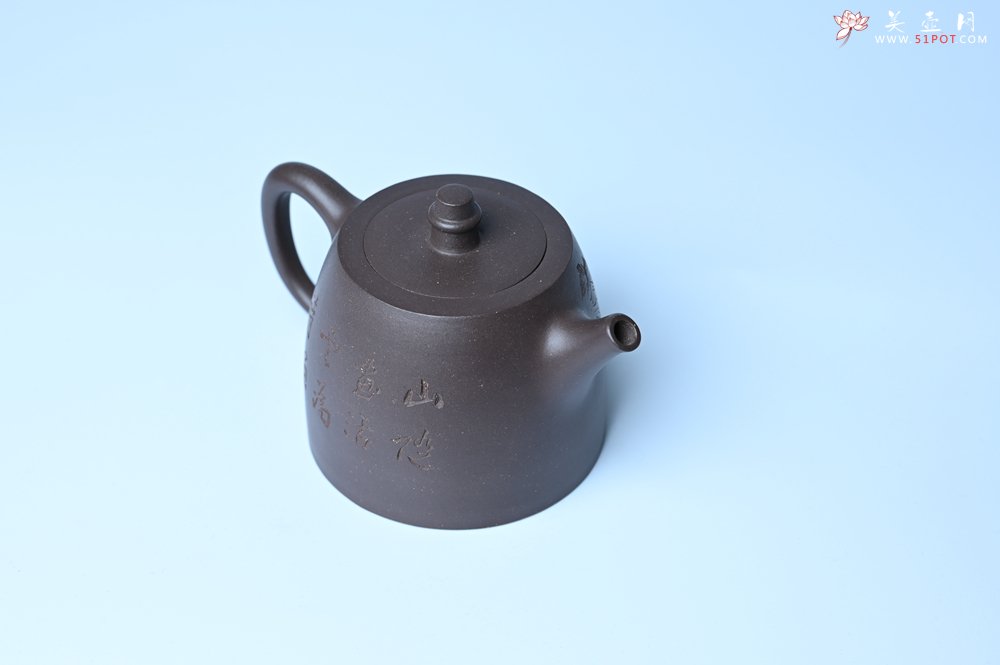 紫砂壶图片：美壶特惠 老紫泥精致山水汉铎壶 茶人醉爱 - 全手工紫砂壶网