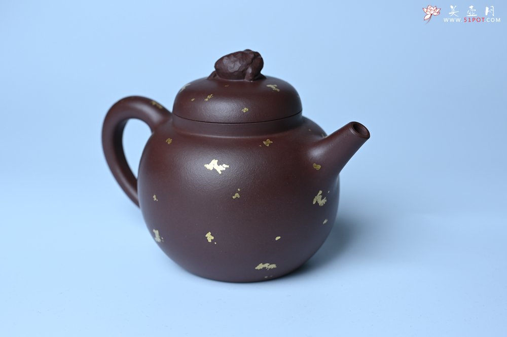 紫砂壶图片：潜力股周小培 全手工原创招财壶200cc 金蟾屹立于壶盖 撒金工艺铺满壶身 寓意黄金落满地 招财进宝 - 全手工紫砂壶网