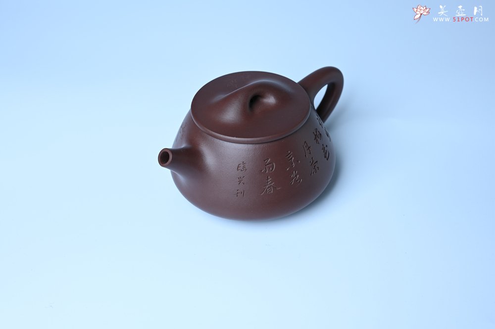 紫砂壶图片：实力派工艺师周斌 优质底槽青全手工精工满瓢壶 陶兴双刀装饰 诗写梅花月,茶烹谷雨春 - 全手工紫砂壶网