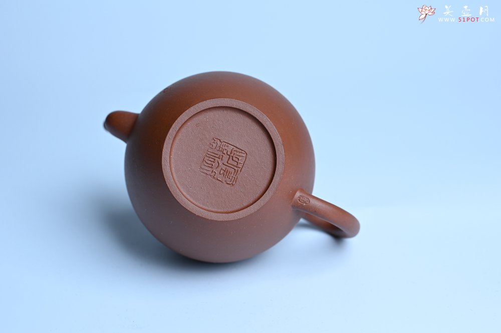 紫砂壶图片：毛国强入室弟子黄云初 特好清水泥高宫灯壶 名家何水法书法“三昧”，刘世涛伯陶刻 - 全手工紫砂壶网