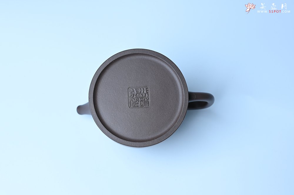 紫砂壶图片：美壶特惠 老紫泥精致山水汉铎壶 茶人醉爱 - 全手工紫砂壶网